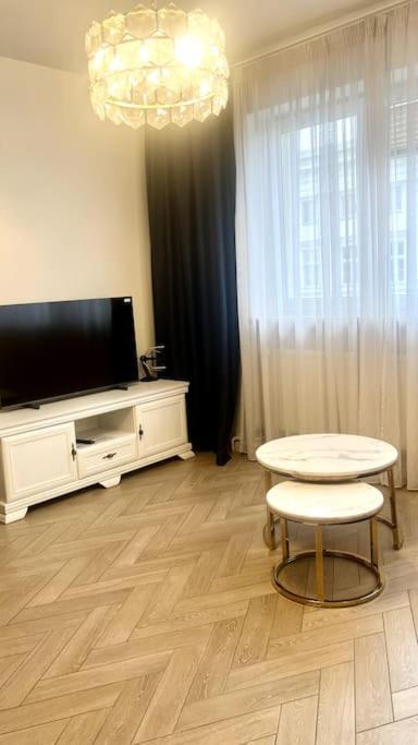 B&W Luxurious Apartment In The Heart Of Wroclaw Exterior photo